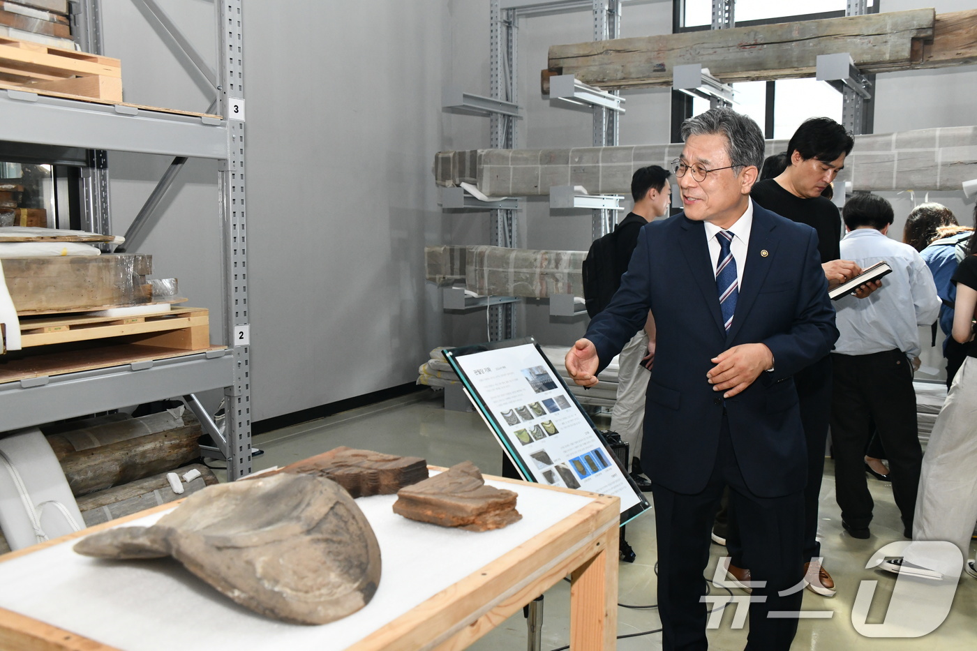 (서울=뉴스1) = 허민 국가유산청장이 23일 경기 파주시 전통건축수리기술진흥재단에서 개최된 관월당 해체 부재 언론공개회에 참석해 부재들을 살펴보고 있다. (국가유산청 제공. 재판 …