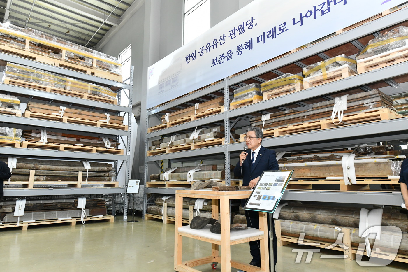 (서울=뉴스1) = 허민 국가유산청장이 23일 경기 파주시 전통건축수리기술진흥재단에서 개최된 관월당 해체 부재 언론공개회에서 기자들의 질의에 답변하고 있다. (국가유산청 제공. 재 …