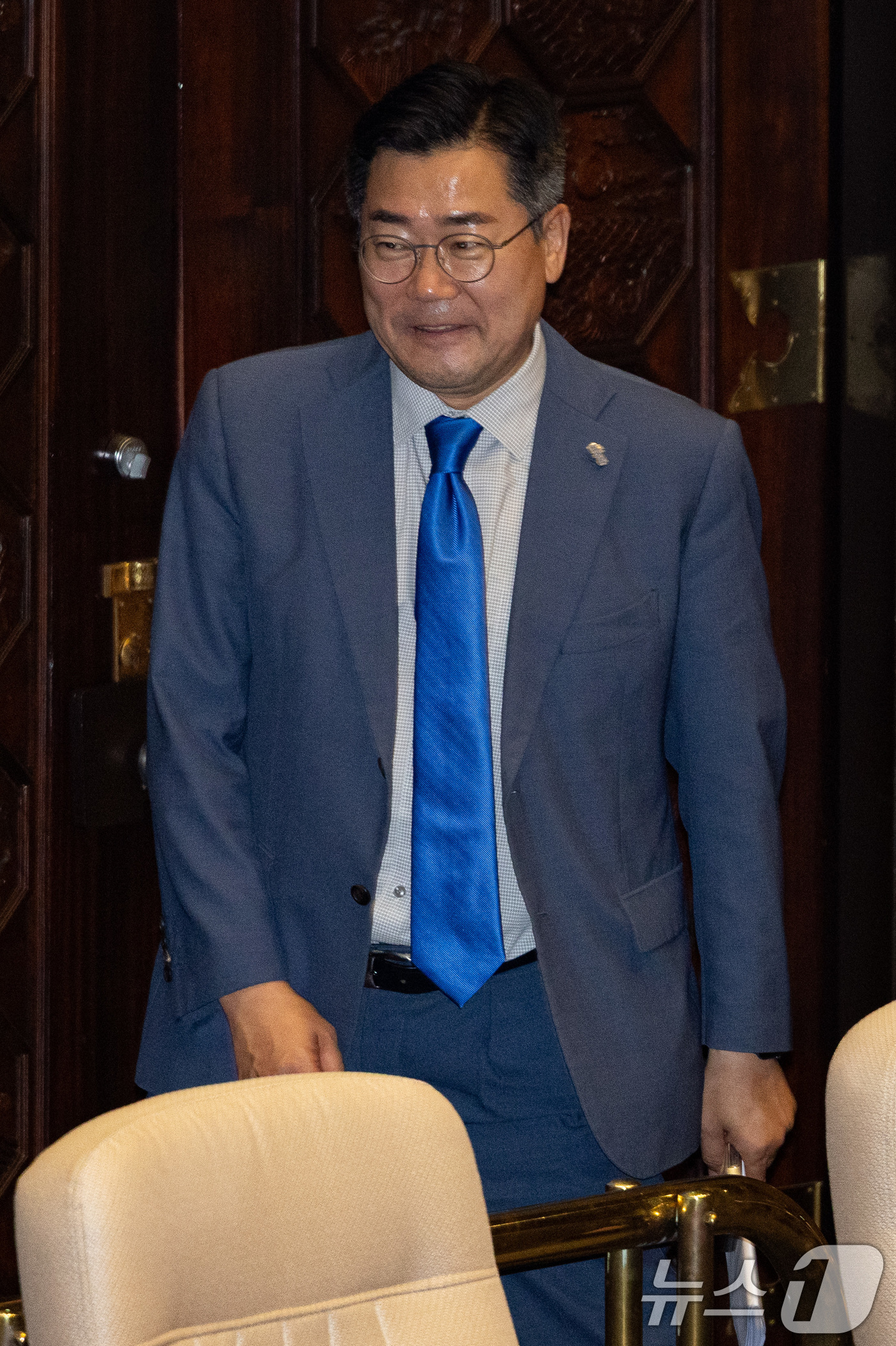 (서울=뉴스1) 유승관 기자 = 박찬대 더불어민주당 당대표 후보가 23일 서울 여의도 국회에서 열린 제427회 국회(임시회) 제427-2차 본회의에 들어서고 있다. 2025.7.2 …