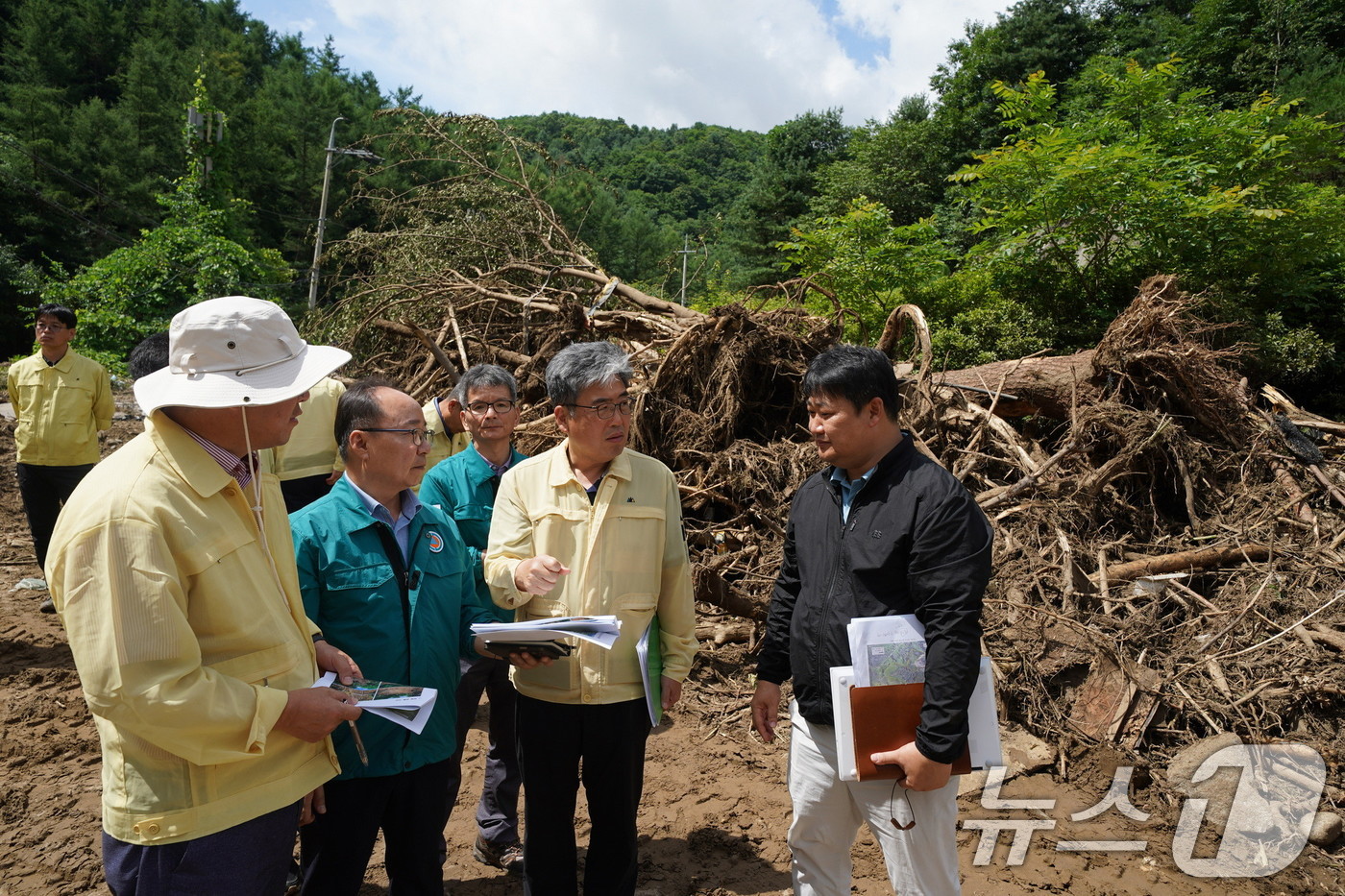 (서울=뉴스1) = 임상섭 산림청장이 23일 경기 가평군 산사태 피해지를 찾아 복구 현장을 점검하고 있다. (산림청 제공. 재판매 및 DB 금지) 2025.7.23/뉴스1