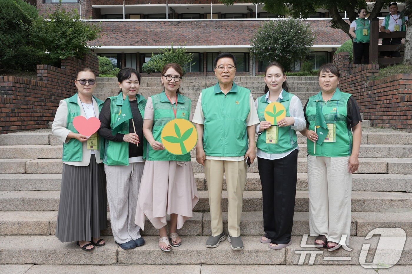 (서울=뉴스1) = 새마을운동중앙회는 오는 25일까지 지속 가능한 지구촌 새마을운동 추진을 위해 몽골 초청 새마을교육을 실시한다고 23일 밝혔다.입교식 이후 몽골 연수생들이 김광림 …