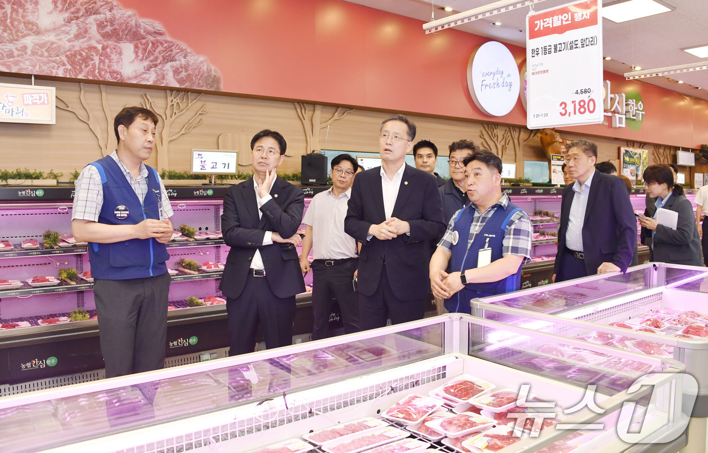 (서울=뉴스1) = 이형일 기획재정부 차관이 강형석 농림축산식품부 차관과 함께 23일 서울 서초구 농협하나로마트를 방문, 매장을 시찰하며 주요 농축산물 수급 현황과 생활 물가 동향 …
