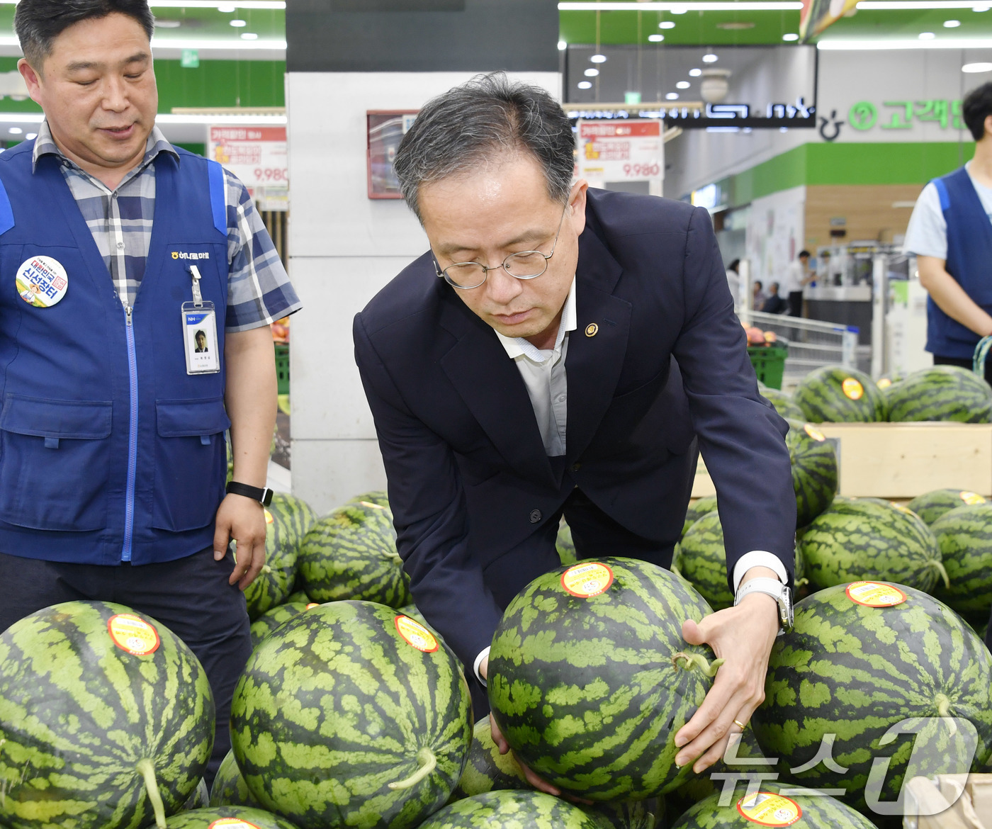 (서울=뉴스1) = 이형일 기획재정부 차관이 강형석 농림축산식품부 차관과 함께 23일 서울 서초구 농협하나로마트를 방문, 매장을 시찰하며 주요 농축산물 수급 현황과 생활 물가 동향 …