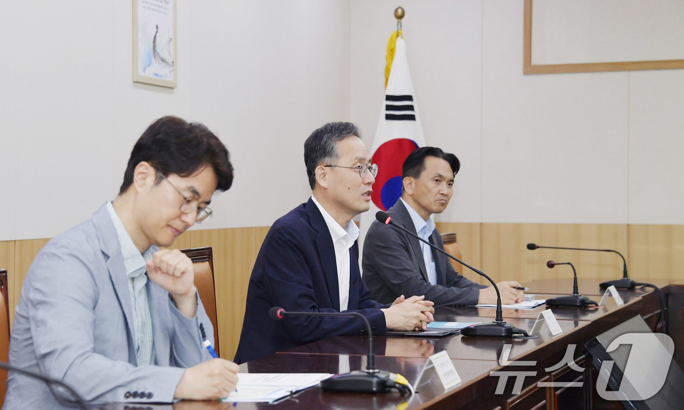 (서울=뉴스1) = 이형일 기획재정부 차관이 23일 서울 서초구 농협하나로마트를 방문해 제51차 물가관계차관회의를 주재하고 있다. (기획재정부 제공. 재판매 및 DB 금지) 202 …