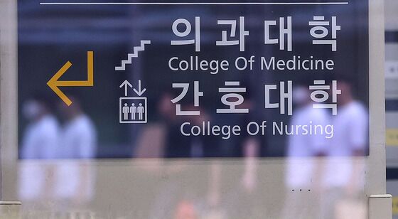 선 넘은 '의대생 5월 졸업' 결국 접었다…정부, 기준 없이 오락가락