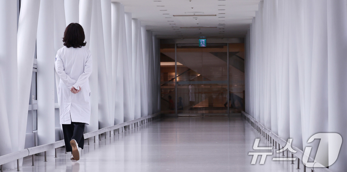 (서울=뉴스1) 박지혜 기자 = 의과대학생 전원 복귀에 따른 향후 의대 학사 운영 방안이 공개된다.교육부는 24일 오전 정부서울청사에서 '의대생 복귀 및 교육 운영 방안'을 발표한 …