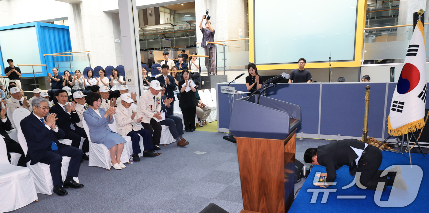 (서울=뉴스1) 박정호 기자 = 이성헌 서대문구청장이 23일 오후 서울 서대문구 연세대학교 연세·삼성학술정보관 1층에서 열린 6·25참전 호국영웅 디지털 명비 제막식에서 감사말에 …