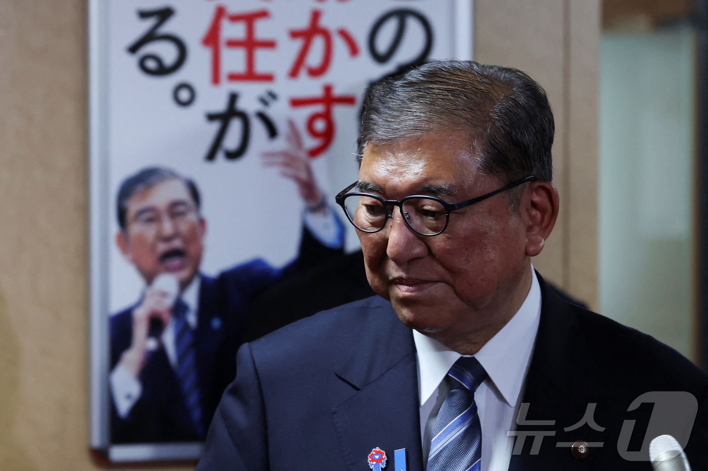(도쿄 로이터=뉴스1) 김지완 기자 = 23일 이시바 시게루 일본 총리가 도쿄 자민당 본부에서 당 지도부와 회의를 끝내고 기자들 질문에 답하고 있다. 이날 일본 언론들은 이시바 총 …