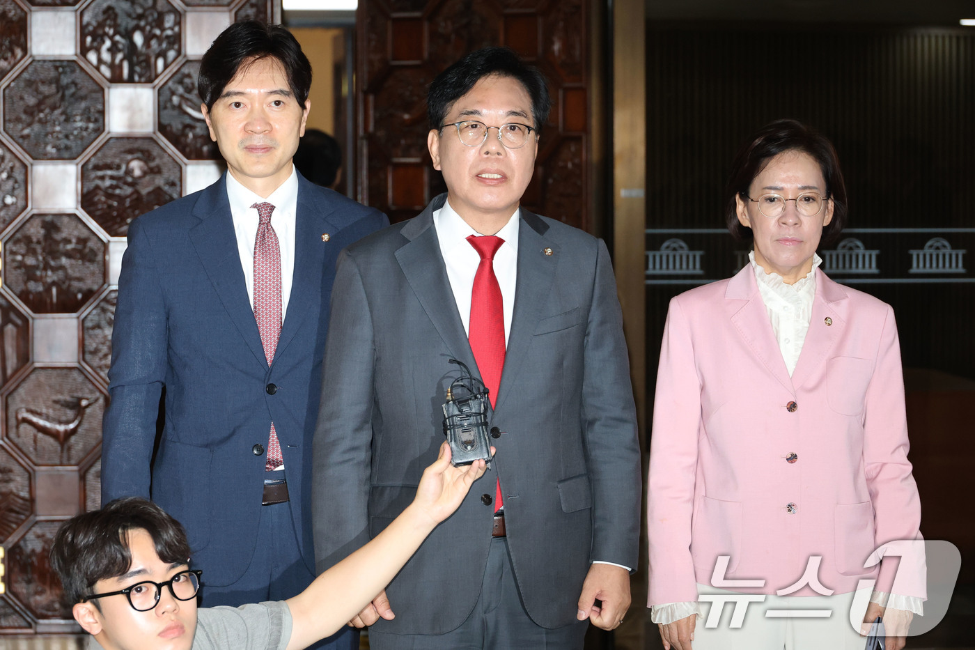 (서울=뉴스1) 이광호 기자 = 송언석 국민의힘 비상대책위원장 겸 원내대표가 23일 오후 서울 여의도 국회에서 본회의를 마치고 강선우 여성가족부 장관 후보자 자진 사퇴와 관련해 입 …