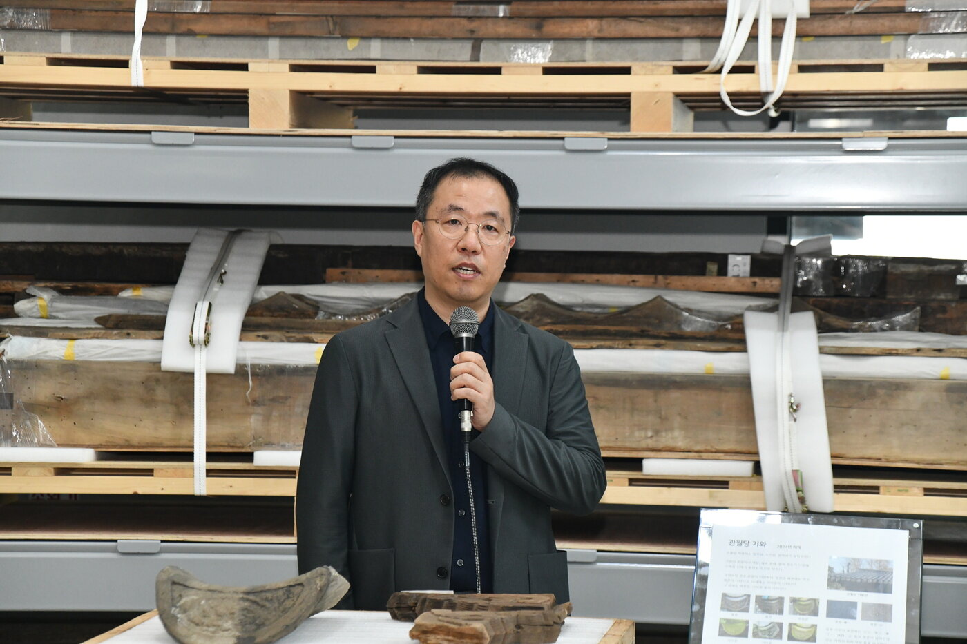 본문 이미지 - 이규철 건축공간연구원 연구위원이 관월당 부재 언론 공개회에서 설명하는 모습.(국가유산청 제공)