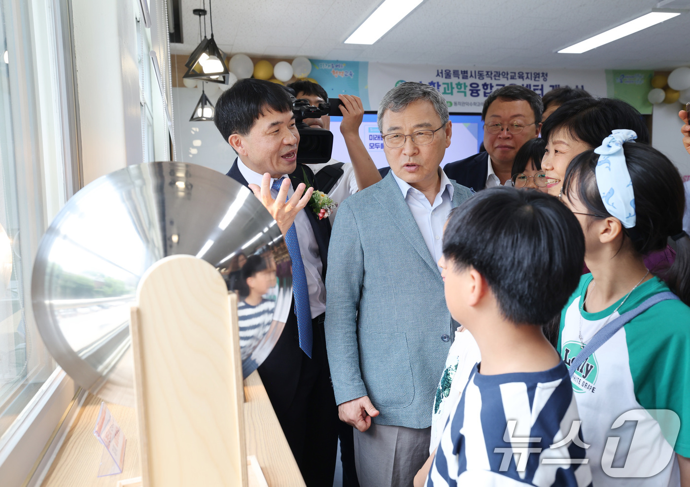 (서울=뉴스1) = 정근식 서울시교육감이 23일 서울 동작구 영등포중학교 내에 마련된 서울동작관악교육지원청 수학과학융합교육센터 개소식에 참석해 학생들과 대화를 나누고 있다. (서울 …