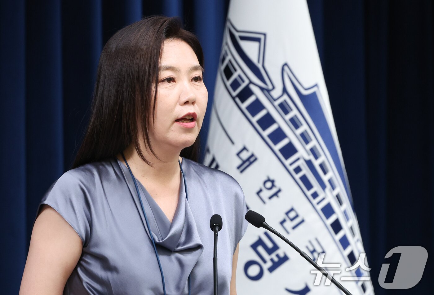 본문 이미지 - 강유정 대통령실 대변인이 23일 서울 용산 대통령실 청사에서 강선우 여성가족부 장관 후보자 자진사퇴 관련 브리핑을 하고 있다. 2025.7.23/뉴스1 ⓒ News1 허경 기자