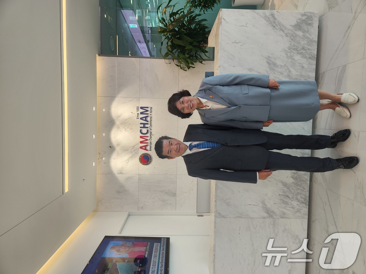 (서울=뉴스1) = 강정애 국가보훈부 장관이 23일 서울 여의도 암참 사무실에 방문해 보훈아너스클럽 회원인 제임스 킴 암참(주한미국상공회의소) 회장과 기념 촬영을 하고 있다. (국 …