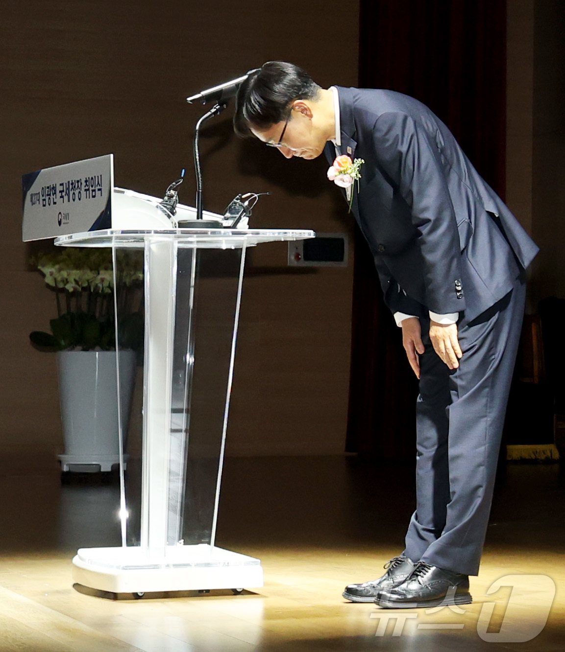 (세종=뉴스1) 김기남 기자 = 임광현 국세청장이 23일 세종시 정부세종청사 국세청 대강당에서 열린 취임식에 참석하여 취임사를 마친 뒤 인사하고 있다. 2025.7.23/뉴스1