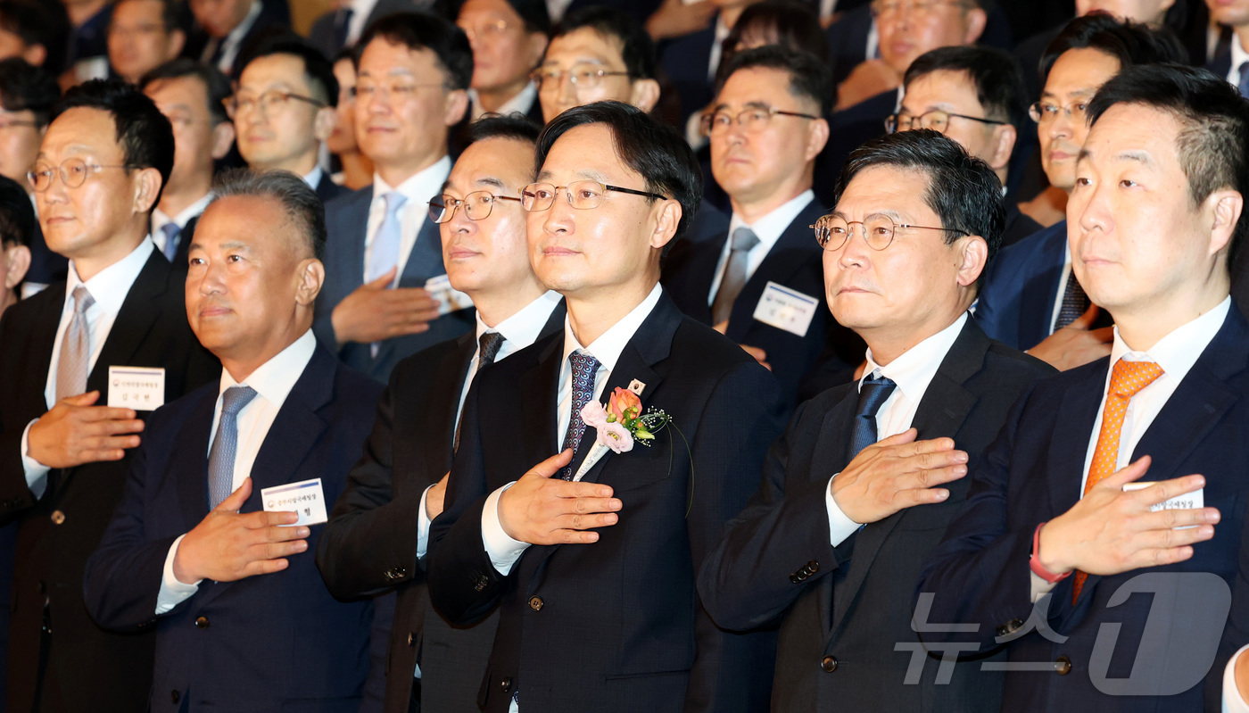 (세종=뉴스1) 김기남 기자 = 임광현 국세청장(가운데)이 23일 세종시 정부세종청사 국세청 대강당에서 열린 취임식에 참석하여 국민의례를 하고 있다. 2025.7.23/뉴스1