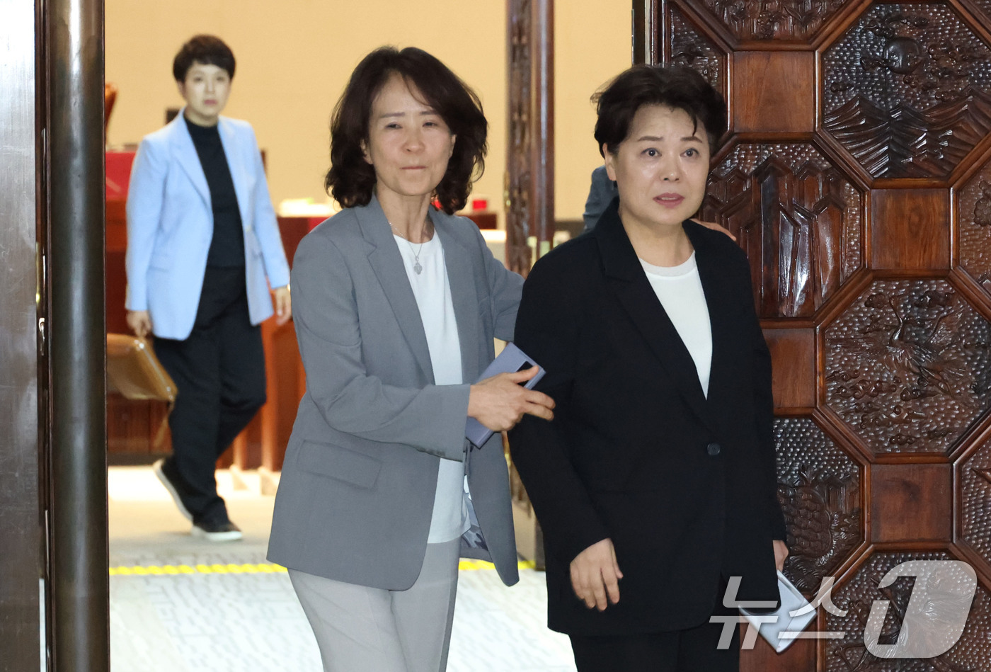 (서울=뉴스1) 이광호 기자 = 윤희숙 국민의힘 혁신위원장이 23일 오후 서울 여의도 국회에서 열린 의원총회를 마치고 이동하고 있다.   2025.7.23/뉴스1