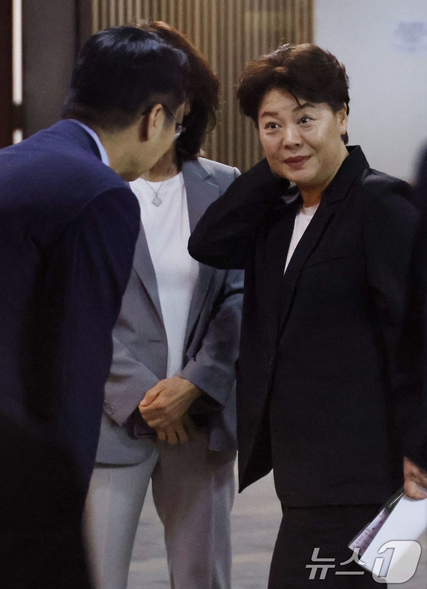 (서울=뉴스1) 이광호 기자 = 윤희숙 국민의힘 혁신위원장이 23일 오후 서울 여의도 국회에서 열린 의원총회를 마치고 의원들과 대화하고 있다. 2025.7.23/뉴스1