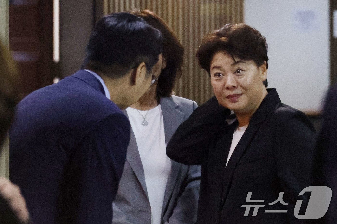 (서울=뉴스1) 이광호 기자 = 윤희숙 국민의힘 혁신위원장이 23일 오후 서울 여의도 국회에서 열린 의원총회를 마치고 의원들과 대화하고 있다. 2025.7.23/뉴스1