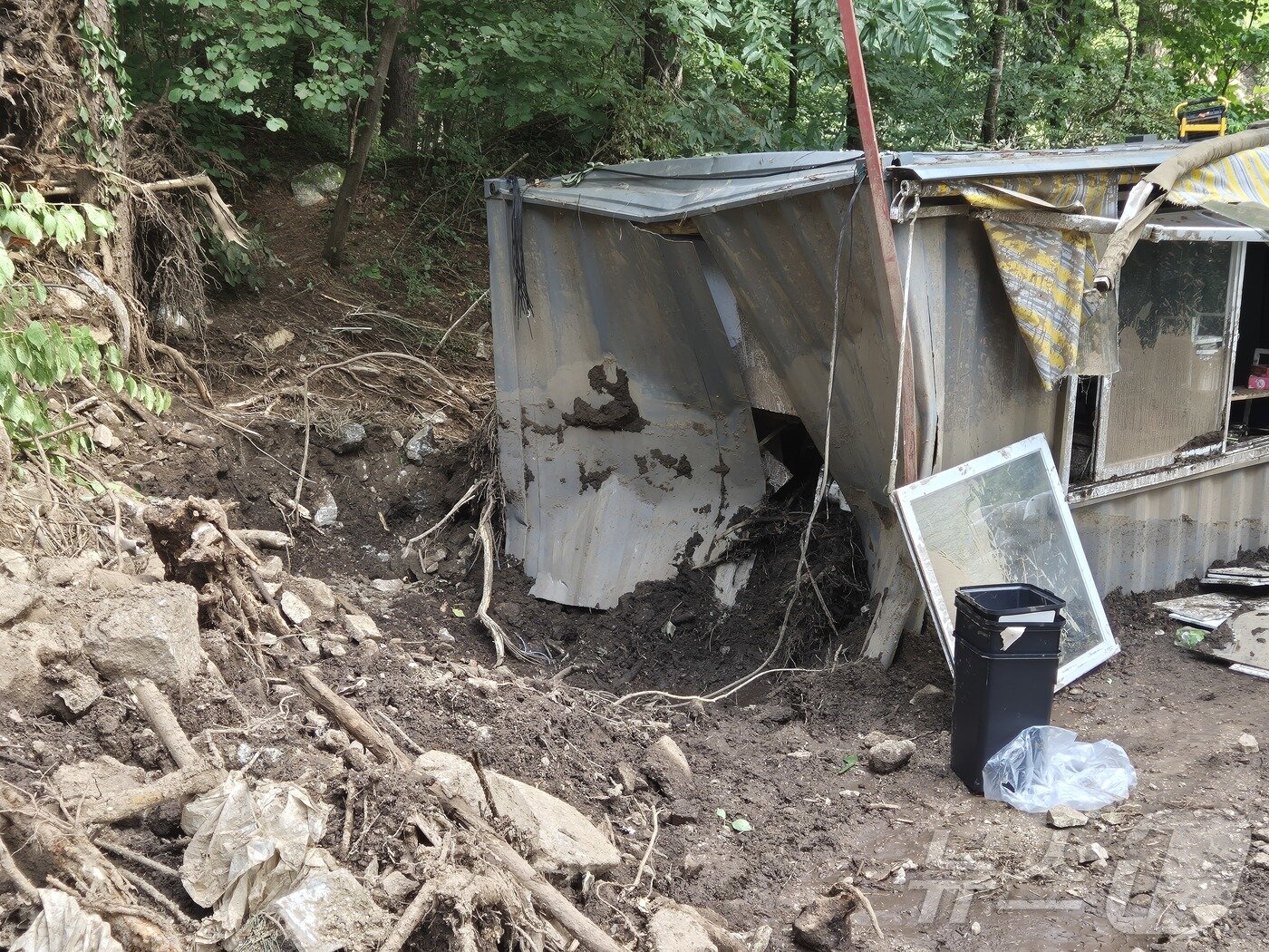 본문 이미지 - 지난달 23일 경기 가평군 조종면 마일1리 한 캠핑장이 처참한 모습이다. 지난 20일 이 캠핑장 뒷산에서 산사태가 발생하며 글램핑장에 묶고 있던 일가족 4명을 덮쳤다. 이중 1명이 숨지고, 2명이 실종됐다. 2025.7.23/뉴스1 ⓒ News1 양희문 기자