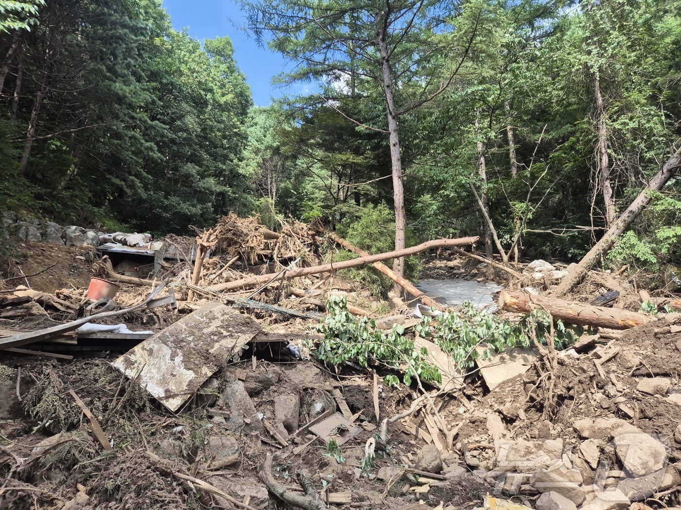 (가평=뉴스1) 양희문 기자 = 23일 경기 가평군 조종면 마일1리 한 캠핑장이 처참한 모습이다. 지난 20일 이 캠핑장 뒷산에서 산사태가 발생하며 글램핑장에 묶고 있던 일가족 4 …