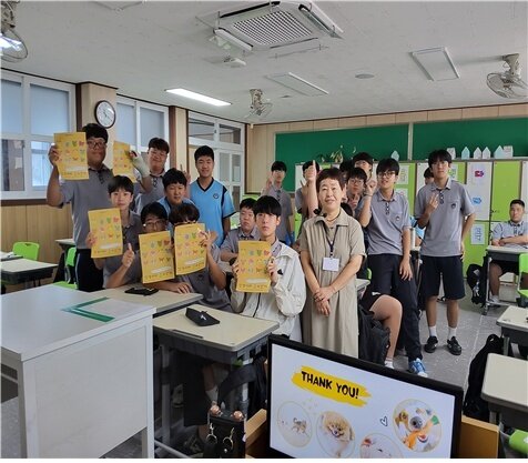 본문 이미지 - 지원사업을 통해 입양 홍보물을 제작해 교육에 활용한 모습&#40;제주동물권행동 나우 제공&#41; ⓒ 뉴스1