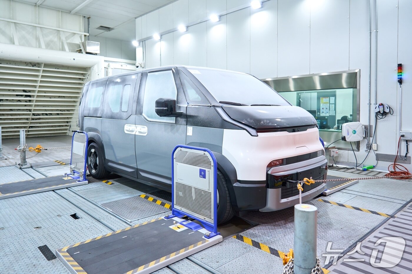 본문 이미지 - 남양연구소의 환경 성능동 저온 챔버에 있는 기아 PV5 모습.(현대차·기아 제공) 