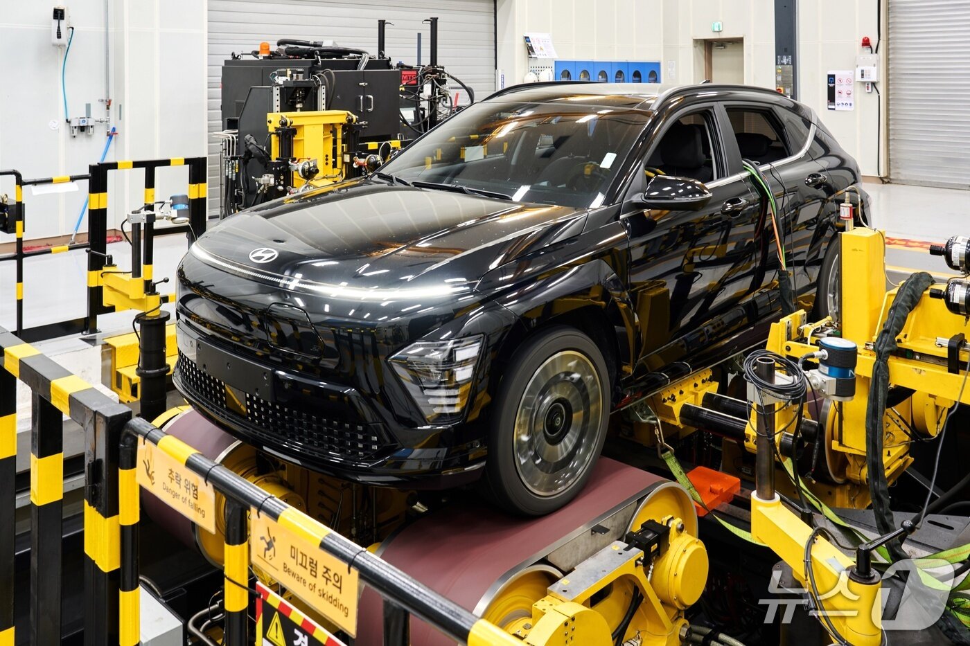 본문 이미지 - 남양연구소 R&H성능개발동의 핸들링 주행시험기에 놓여 있는 현대차의 코나 일렉트릭.(현대차·기아 제공)