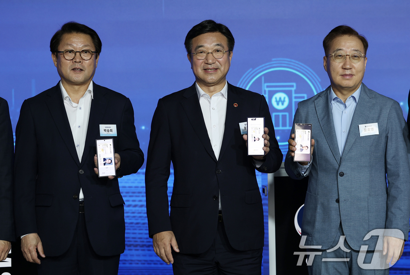 (서울=뉴스1) 김성진 기자 = 윤호중 행정안전부 장관(가운데)이 23일 서울 성동구 앤더슨씨 신관에서 열린 모바일 신분증 25년 민간개방 오픈 행사에서 모바일 신분증을 들고 기념 …