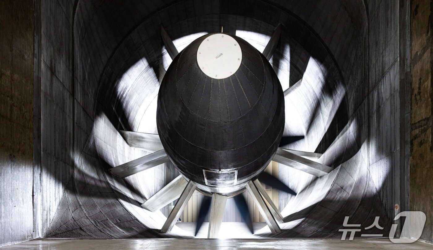 본문 이미지 - 공력 시험동 내 대형 송풍기 모습.(현대차·기아 제공) 