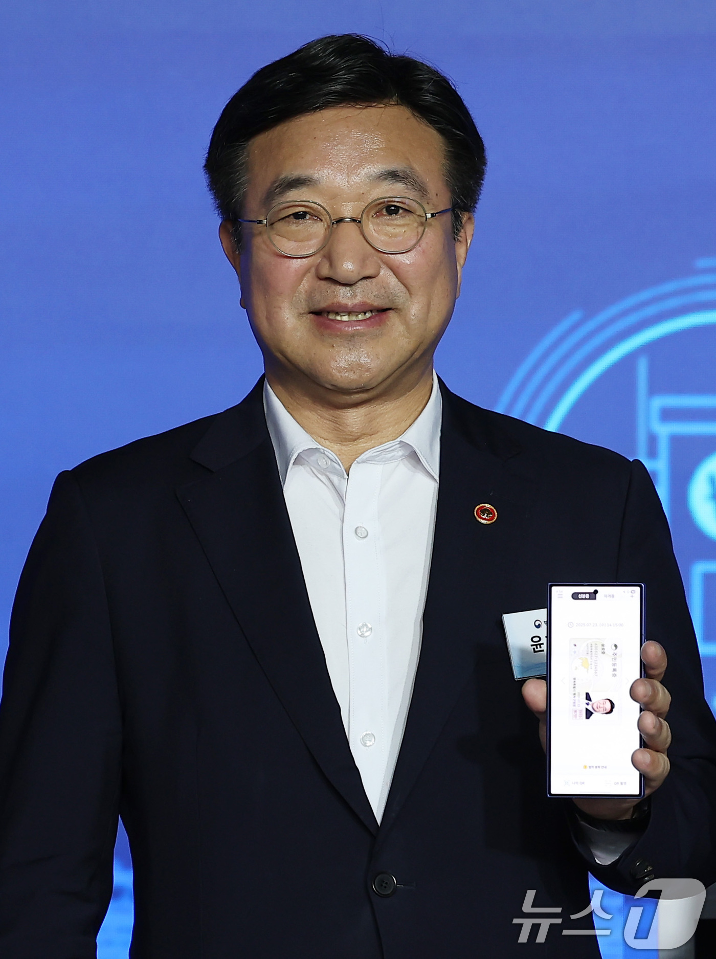 (서울=뉴스1) 김성진 기자 = 윤호중 행정안전부 장관이 23일 서울 성동구 앤더슨씨 신관에서 열린 모바일 신분증 25년 민간개방 오픈 행사에서 모바일 신분증을 들고 기념촬영을 하 …