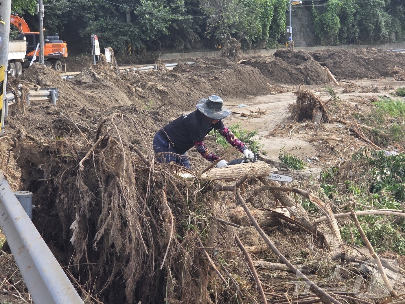 본문 이미지 - 23일 경기 가평군 조종면에서 호우 피해 수습 작업이 이뤄지고 있다.&#40;가평군 제공&#41; 2025.7.23/뉴스1