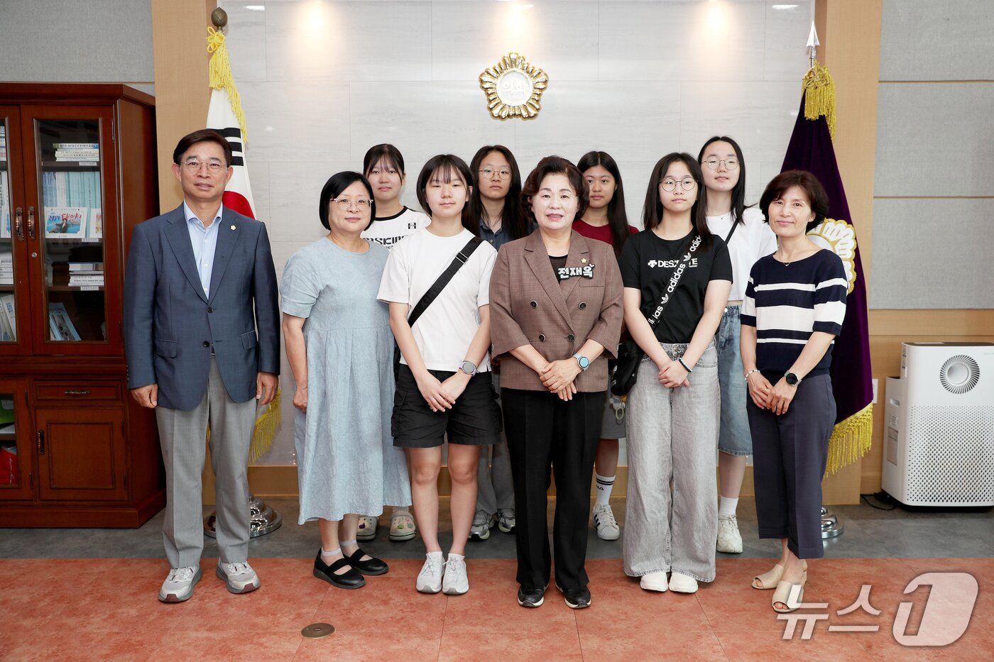 본문 이미지 - 태안여자중학교 자율동아리가 태안군의회를 방문해 견학하고 기념촬영을 하고 있다.(태안군의회 제공. 재판매 및 DB금지)2025.7.23/뉴스1