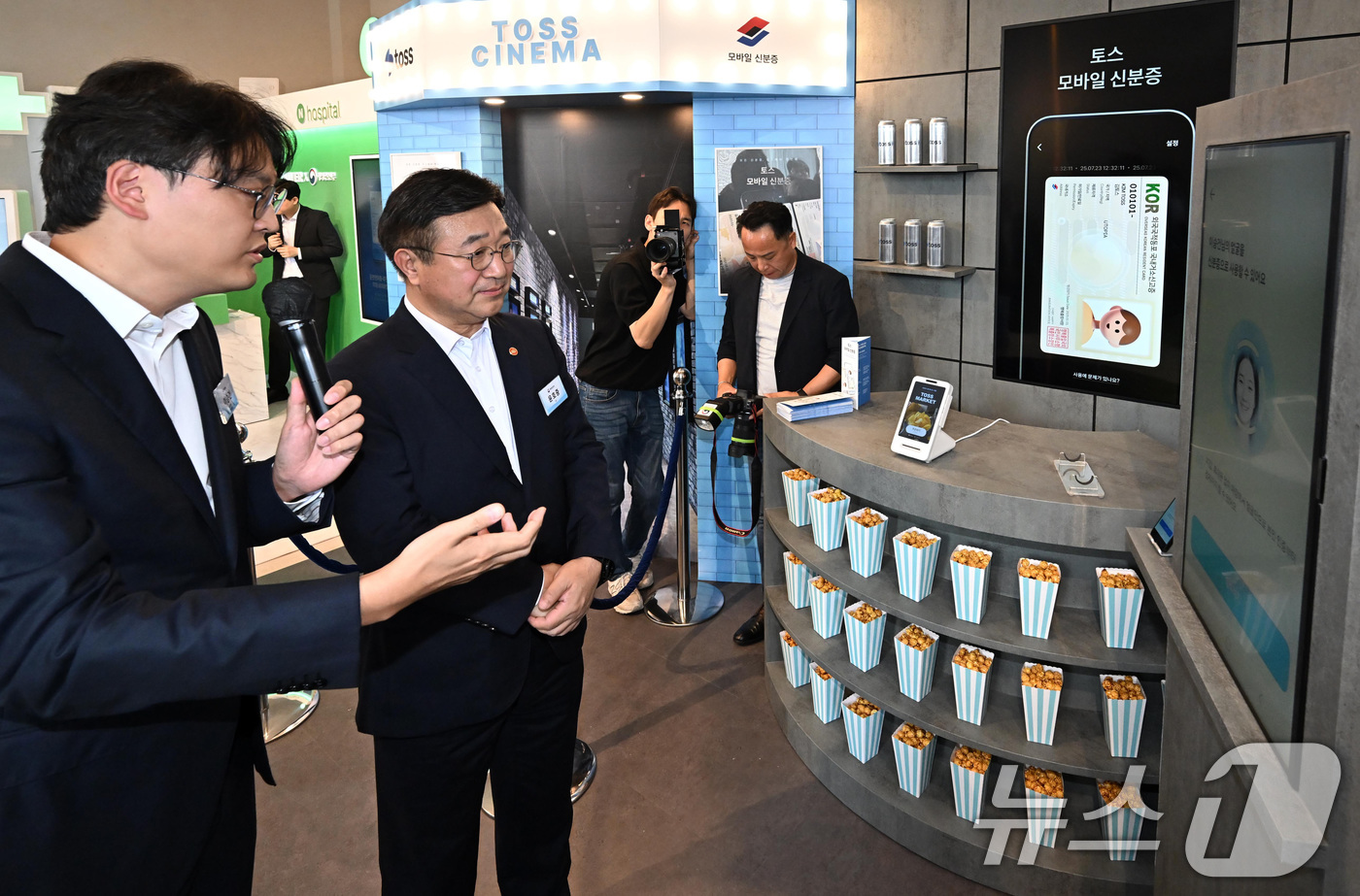 (서울=뉴스1) 김성진 기자 = 윤호중 행정안전부 장관이 23일 서울 성동구 앤더슨씨에서 열린 2025년 모바일 신분증 민간개방 오픈 행사에서 이승건 토스 최고경영자의 토스 모바일 …