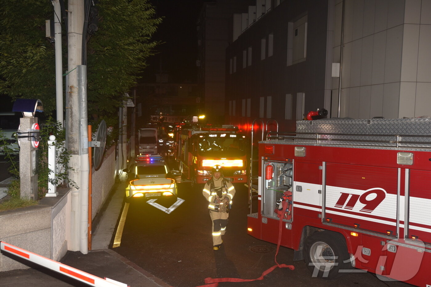 본문 이미지 - 지난 21일 소방 관계자들이 송도 총격 피의자 A 씨&#40;63&#41;의 서울 도봉구 쌍문동 주택에 진입하고 있다.&#40;서울소방재난본부 제공. 재배포 및 DB금지&#41;2025.7.23/뉴스1