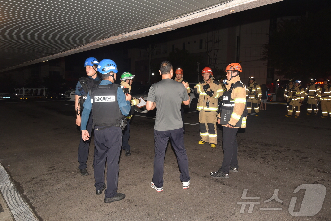 (서울=뉴스1) 박소영 기자 = 지난 21일 소방 관계자들이 송도 총격 피의자 A 씨(63)의 서울 도봉구 쌍문동 주택에 진입하고 있다.(서울소방재난본부 제공. 재배포 및 DB금지 …