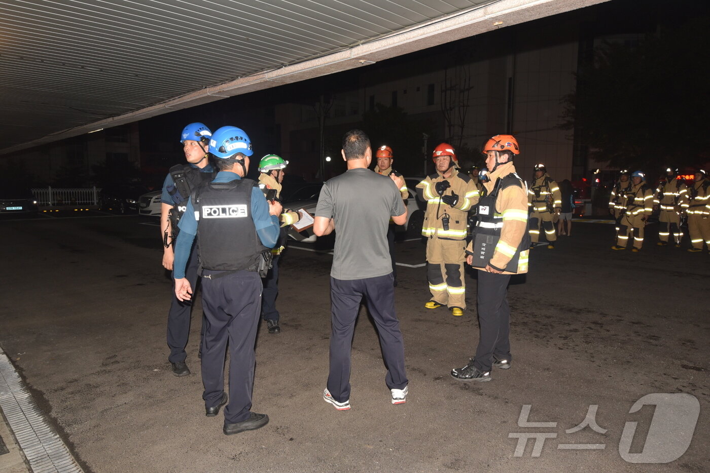 본문 이미지 - 지난 21일 소방 관계자들이 송도 총격 피의자 A 씨(63)의 서울 도봉구 쌍문동 주택에 진입하고 있다.(서울소방재난본부 제공. 재배포 및 DB금지)2025.7.23/뉴스1 ⓒ News1 박소영 기자