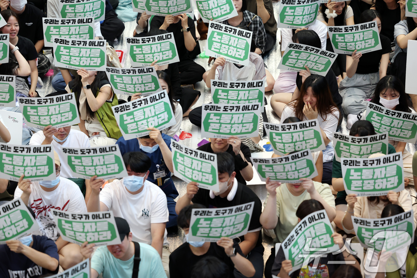 (광주=뉴스1) 이승현 기자 = 민주노총 전국보건의료산업노동조합 조선대학교병원지부가 23일 광주 동구 조선대병원 1층 로비에서 총파업 전야제를 열고 사측에 임금 인상 등을 촉구하고 …