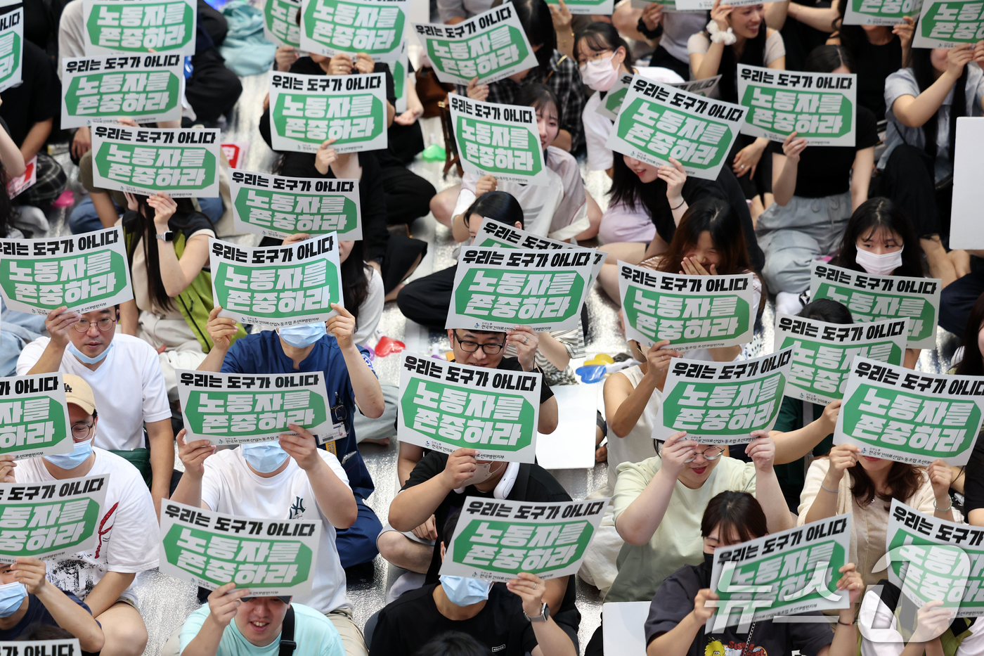 (광주=뉴스1) 이승현 기자 = 민주노총 전국보건의료산업노동조합 조선대학교병원지부가 23일 광주 동구 조선대병원 1층 로비에서 총파업 전야제를 열고 사측에 임금 인상 등을 촉구하고 …