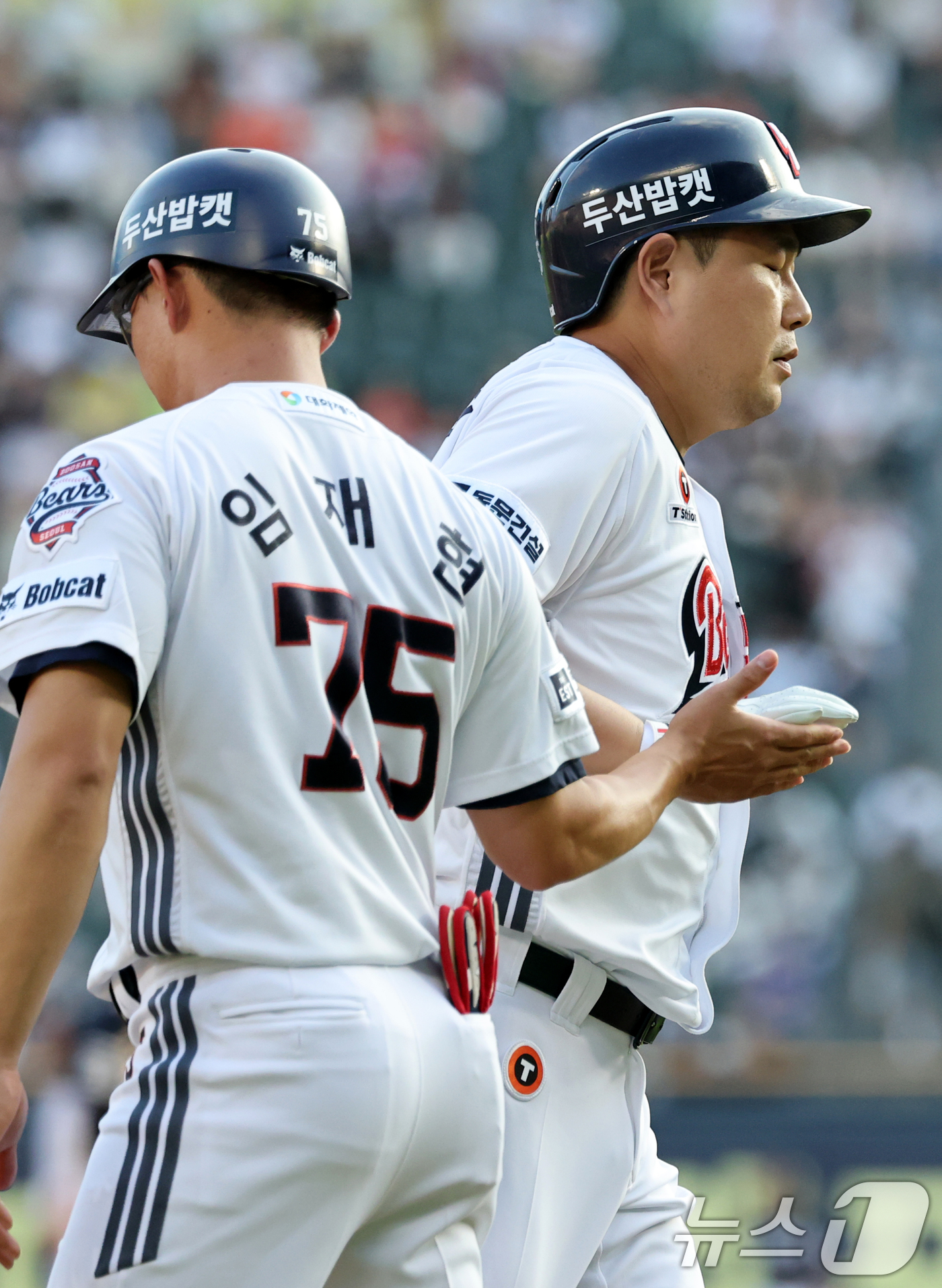 (서울=뉴스1) 이승배 기자 = 23일 오후 서울 송파구 잠실야구장에서 열린 프로야구 '2025 신한 SOL뱅크 KBO 리그' 두산 베어스와 한화 이글스의 경기에서 1회말 두산 공 …