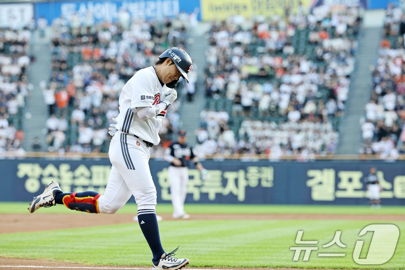 본문 이미지 - 23일 오후 서울 송파구 잠실야구장에서 열린 프로야구 '2025 신한 SOL뱅크 KBO 리그' 두산 베어스와 한화 이글스의 경기에서 1회말 두산 공격 2사 주자 없는 상황 박준순이 솔로홈런을 치고 홈으로 향하고 있다. 2025.7.23/뉴스1 ⓒ News1 이승배 기자