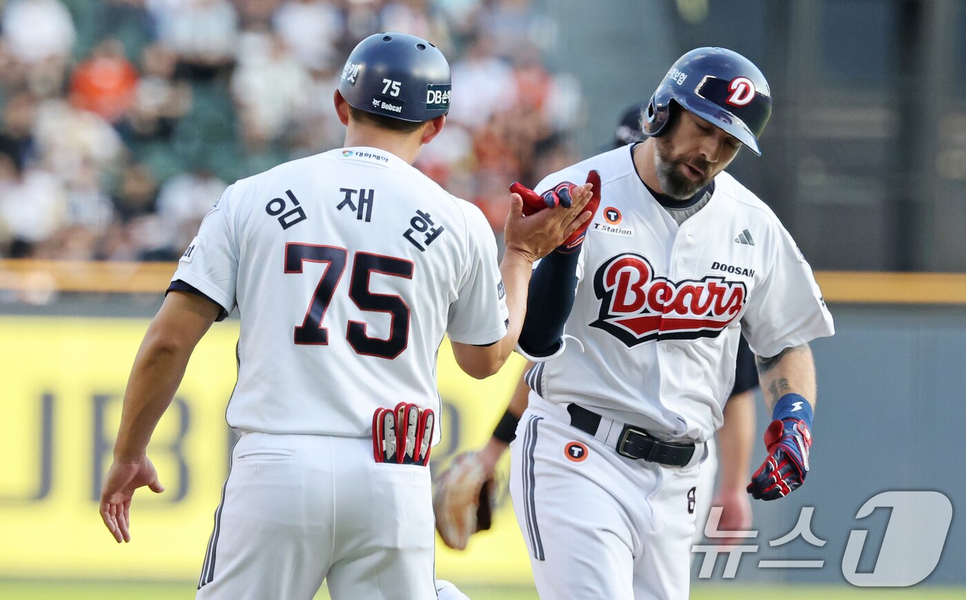 본문 이미지 - 23일 오후 서울 송파구 잠실야구장에서 열린 프로야구 '2025 신한 SOL뱅크 KBO 리그' 두산 베어스와 한화 이글스의 경기에서 1회말 두산 공격 1사 주자 1루 상황 케이브가 2점 홈런을 치고 기뻐하고 있다. 2025.7.23/뉴스1 ⓒ News1 이승배 기자