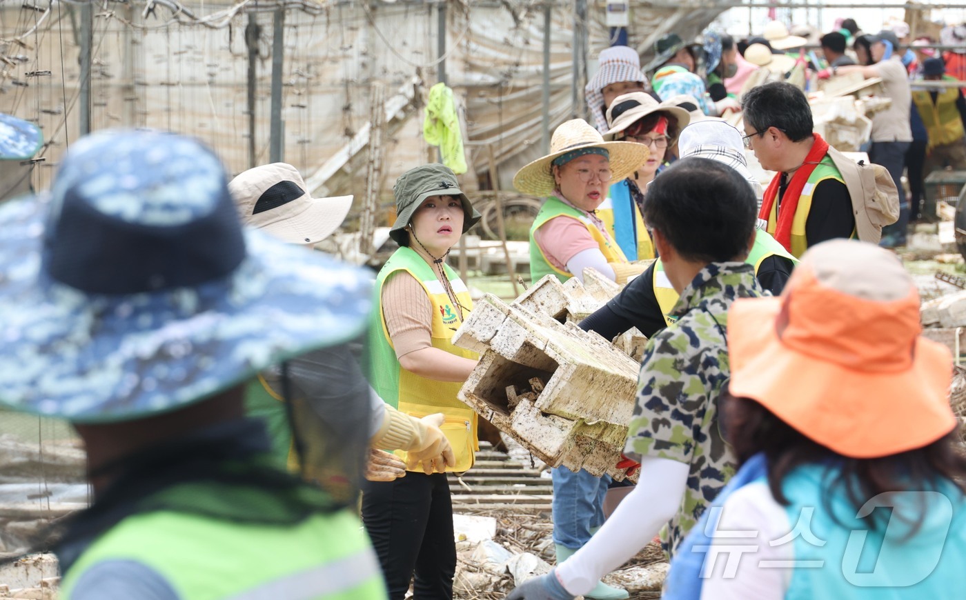 (대전=뉴스1) = 박희조 대전 동구청장과 자원봉사자들이 23일 충남 예산군 수해복구 현장에서 봉사활동을 하고 있다.(대전 동구 제공. 재판매 및 DB금지) 2025.7.23/뉴스 …