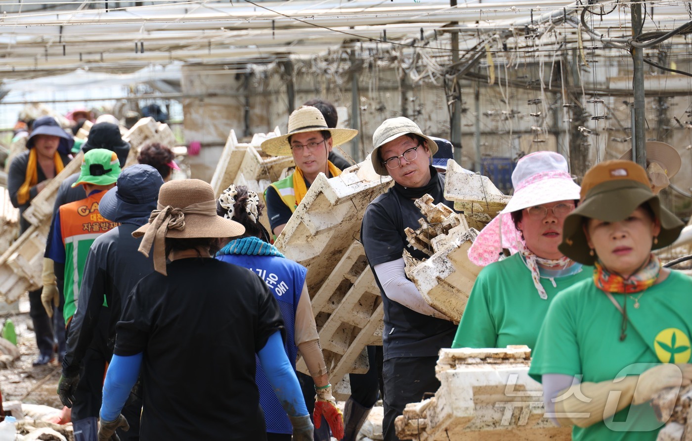 (대전=뉴스1) = 박희조 대전 동구청장과 자원봉사자들이 23일 충남 예산군 수해복구 현장에서 봉사활동을 하고 있다.(대전 동구 제공. 재판매 및 DB금지) 2025.7.23/뉴스 …