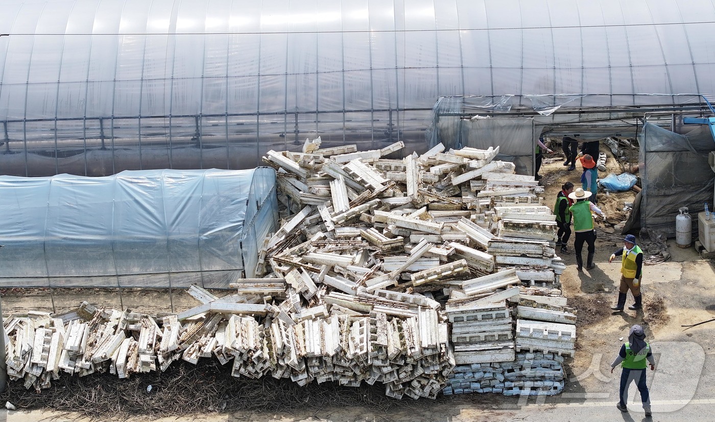 (대전=뉴스1) = 박희조 대전 동구청장과 자원봉사자들이 23일 충남 예산군 수해복구 현장에서 봉사활동을 하고 있다.(대전 동구 제공. 재판매 및 DB금지) 2025.7.23/뉴스 …