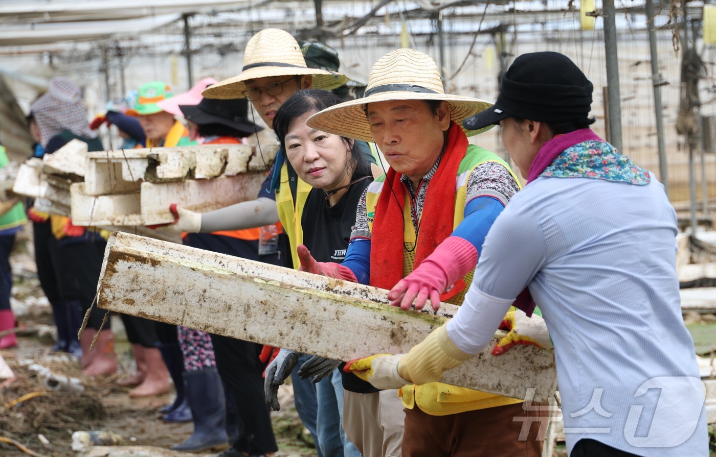 (대전=뉴스1) = 대전 자원봉사자들이 23일 충남 예산군 수해복구 현장에서 봉사활동을 하고 있다.(대전 동구 제공. 재판매 및 DB금지) 2025.7.23/뉴스1
