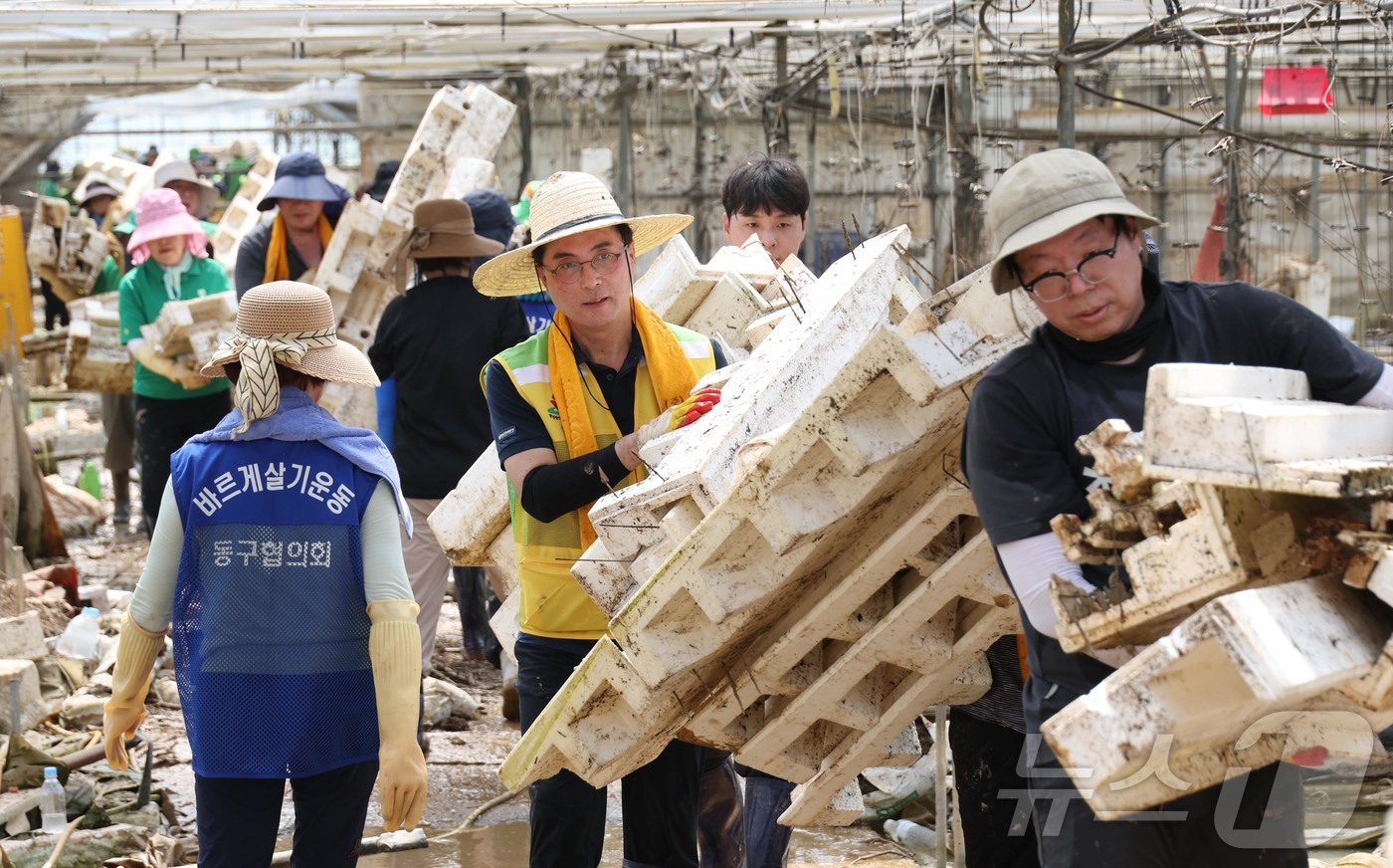 (대전=뉴스1) = 박희조 대전 동구청장과 자원봉사자들이 23일 충남 예산군 수해복구 현장에서 봉사활동을 하고 있다.(대전 동구 제공. 재판매 및 DB금지) 2025.7.23/뉴스 …