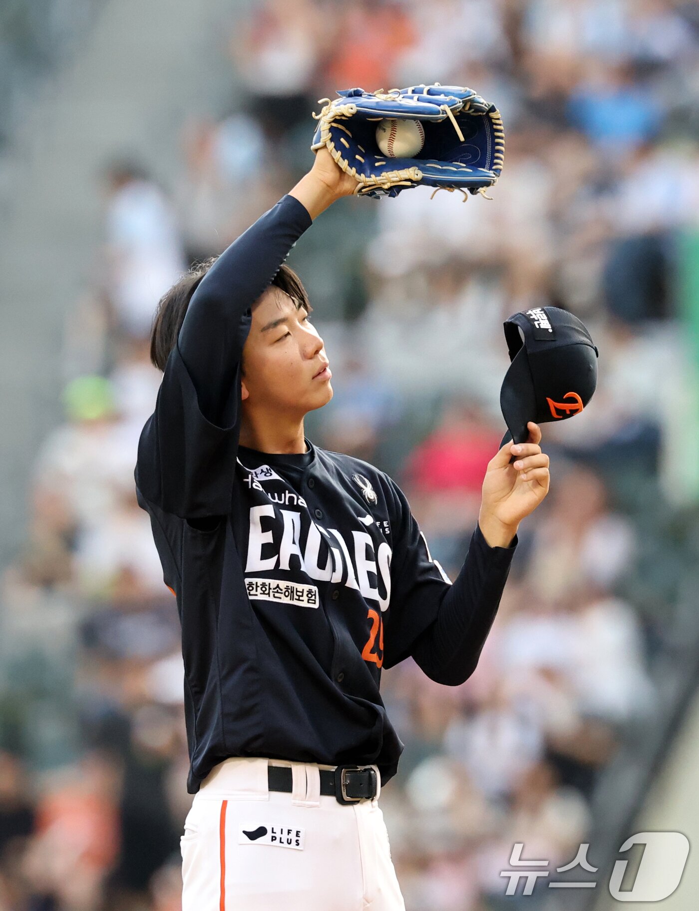 본문 이미지 - 23일 오후 서울 송파구 잠실야구장에서 열린 프로야구 '2025 신한 SOL뱅크 KBO 리그' 두산 베어스와 한화 이글스의 경기에서 한화 선발투수 황준서가 1회말 두산 공격 2사 주자 없는 상황 박준순에게 솔로포를 허용한 뒤 아쉬워하고 있다. ⓒ News1 이승배 기자