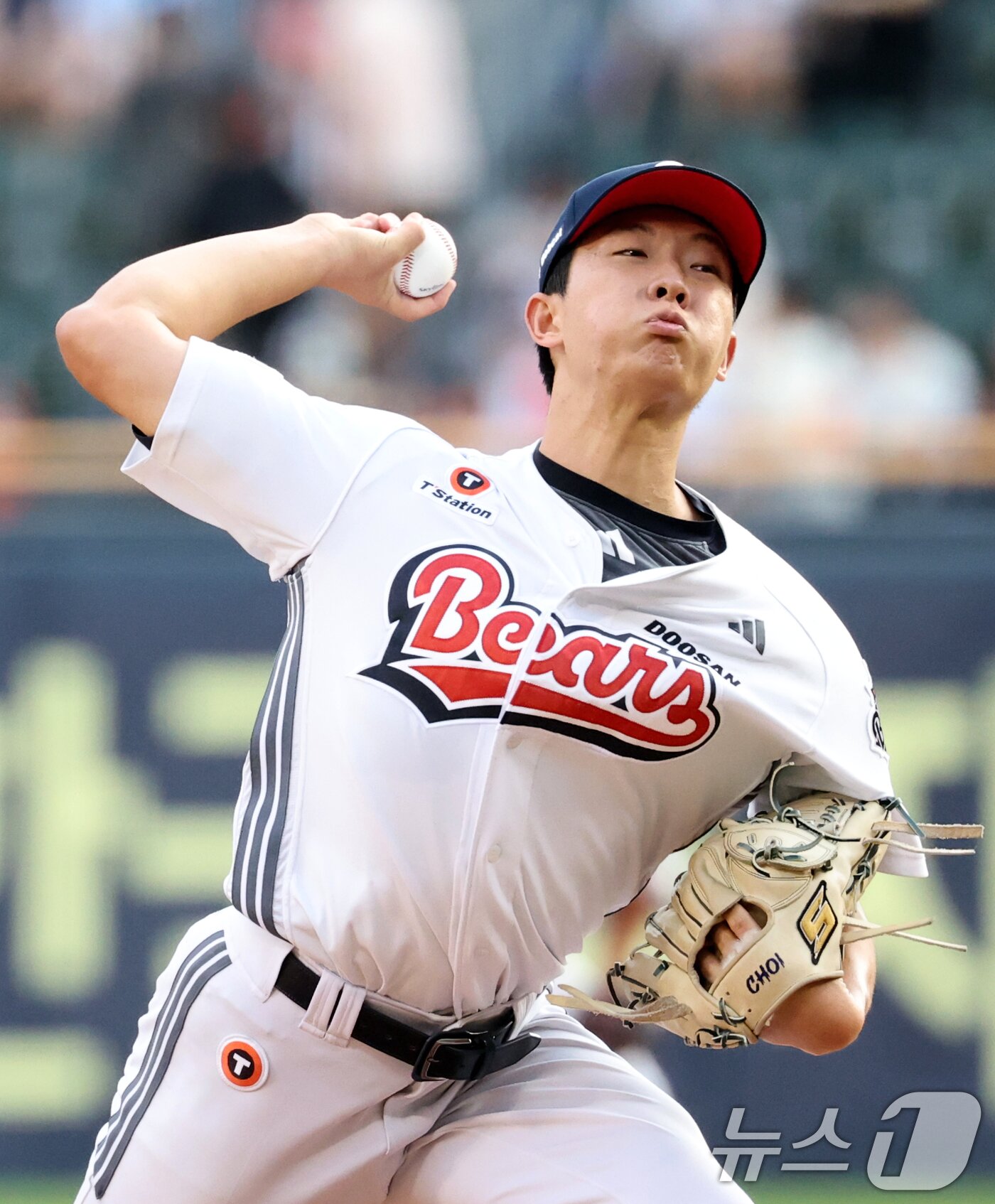 본문 이미지 - 23일 오후 서울 송파구 잠실야구장에서 열린 프로야구 '2025 신한 SOL뱅크 KBO 리그' 두산 베어스와 한화 이글스의 경기에서 두산 선발투수 최민석이 역투하고 있다. 2025.7.23/뉴스1 ⓒ News1 이승배 기자