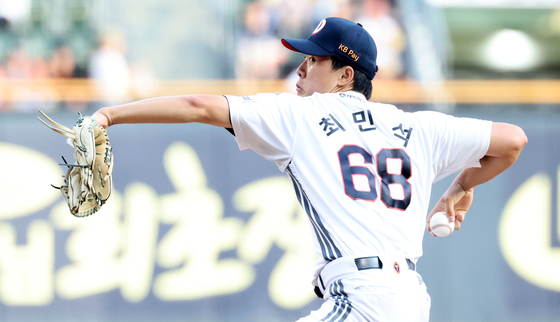 최민석 다승·ERA 리그 1위…두산, 키움 8-1 완파 '5위 수성'