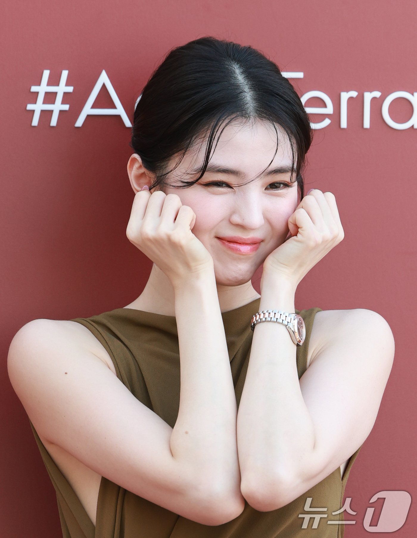 (서울=뉴스1) 권현진 기자 = 배우 한소희가 23일 오후 서울 강남구 논현동에서 진행된 스위스 시계 브랜드 오메가(OMEGA) '씨마스터 아쿠아 테라 30mm' 론칭 행사에 참석 …